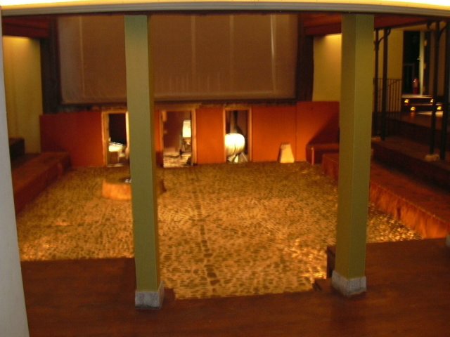 Patio y entradas a los bajos del escenario.