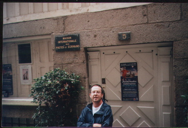 Fotografía del escritor Carmelo Abadía ante la Maison Internationale des Poetes et Ecrivains