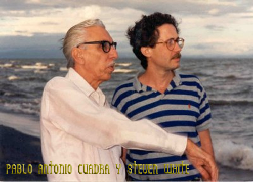 Steven White y Pablo Antonio Cuadra en el Gran lago. White, catedrático en la Universidad de San Lorenza (Nueva York), es traductor de poesía nicaragüense y tiene numerosos ensayos críticos sobre nuestra literatura y su relación con las literaturas francesas y estadounidense.